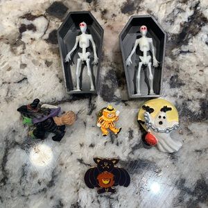 6 vintage Halloween pins